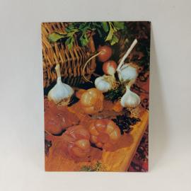 Открытка советская СССР. Кулинария, маринованный чеснок, натюрморт с овощами и пряностями. винтаж