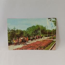 Открытка советская СССР. Куйбышев, парк имени Горького, прогулка детей, городская сцена. винтаж