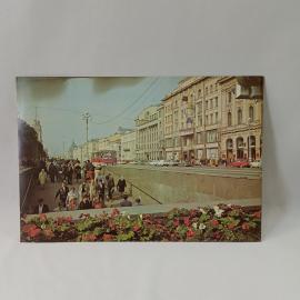 Открытка советская СССР. Ленинград, Невский проспект, городской вид с прохожими и транспортом. винта