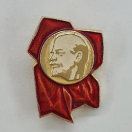 Значок СССР. Портрет Ленина на красном знамени, революционная тематика. Винтажный значек.