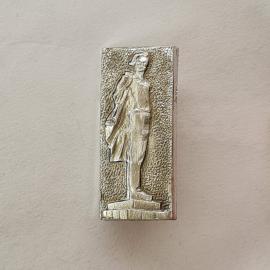 Значок СССР. Памятник, скульптура человека на постаменте, городская тема. Винтажный значек.