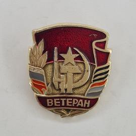 Значок СССР. Ветеран, флаг, звезда, серп и молот, лента. Винтажный значек.