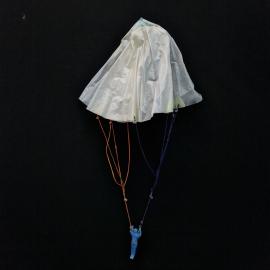 Игрушка винтажная, СССР. Парашютист пластмассовый с тканевым парашютом для запуска с высоты