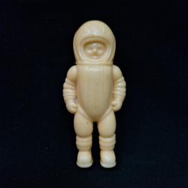 Игрушка винтажная, СССР. Пластмассовая фигурка космонавта с рюкзаком, детская миниатюра