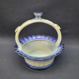 Корзинка декоративная винтажная, СССР. Керамика с люстровой глазурью, с ручкой и цветами