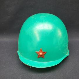 Шлем игрушечный винтажный, СССР. Пластмассовый, с красной звездой, для детского костюма