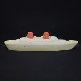 Игрушка винтажная, СССР. Пластмассовый пассажирский теплоход белого цвета с красными трубами