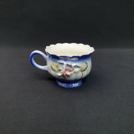 Чашка винтажная, СССР. Керамическая, с рельефным цветочным декором и волнистым краем