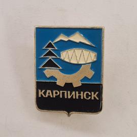 Значок СССР. Карпинск, Свердловская область, Урал, горы, шестерня, деревья. Винтажный значек.