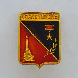 Значок СССР. Севастополь, Крым, герб города с памятником и лавровой ветвью. Винтажный значек.
