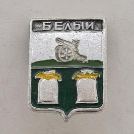 Значок СССР. Белый, герб Бельцы, пушка и мешки. Винтажный значек.