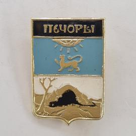 Значок СССР. Печоры, герб с барсом и пещерой, Псковская область. Винтажный значек.