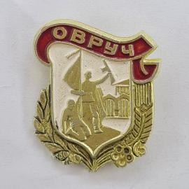 Значок СССР. Овруч, фигуры с флагом и молотом, городская тематика. Винтажный значек.