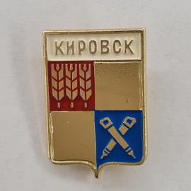 Значок СССР. Кировск, герб города, колосья и карандаши. Винтажный значек.