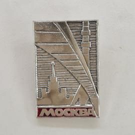 Значок СССР. Москва, архитектура, высотное здание и стилизованная буква М. Винтажный значек.