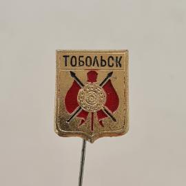 Значок СССР. Тобольск, Тюменская область, герб города с барабаном и алебардами. Винтажный значек.
