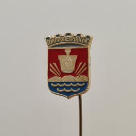 Значок СССР. Днепропетровск, город, металлургия, ковш и волны на гербе. Винтажный значек.