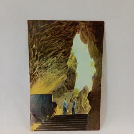 Открытка старинная. Китайский пейзаж, пещера с лестницей и фигурами, надписи иероглифами