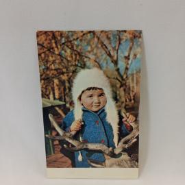 Открытка советская СССР. Весна, ребенок в парке у ветвей дерева, детская тема. винтаж фото