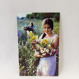 Открытка советская СССР. Катюша, девушка с букетом полевых цветов. Фотография, винтаж```