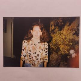Открытка старинная. Портрет девушки в помещении, олимпийская символика Kodak на обороте, фото