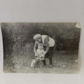 Фотография винтажная, СССР. Черно белый семейный снимок с ребенком на природе, фотобумага