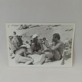 Фотография винтажная, СССР. Черно белый снимок отдыхающих на пляже, бумажный фотоотпечаток
