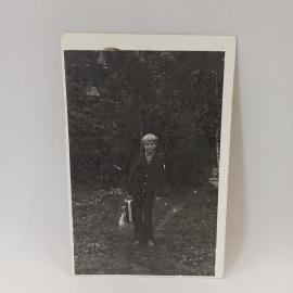 Фотография винтажная, СССР. Черно белый снимок мальчика с чемоданом на лесной дорожке