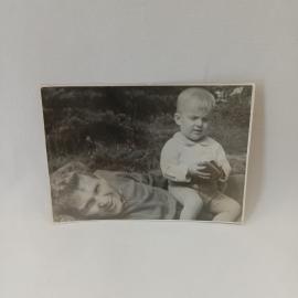 Фотография винтажная, СССР. Черно белый семейный снимок с ребенком на природе