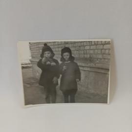 Фотография винтажная, СССР. Черно белый снимок с детьми на улице, фотобумага