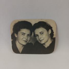 Фотография винтажная, СССР. Черно белый студийный портрет двух девушек, 1948 год