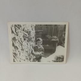 Фотография винтажная, СССР. Черно белый снимок с мальчиком и кроликом, любительское фото