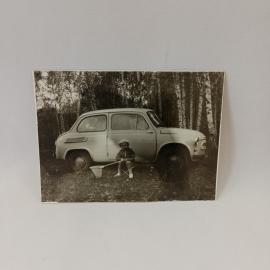 Фотография винтажная, СССР. Черно белый снимок с автомобилем и ребенком на природе