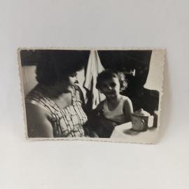 Фотография винтажная, СССР. Черно белый семейный снимок с женщиной и ребенком за столом