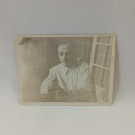 Фотография винтажная, СССР. Черно белый портрет мужчины в интерьере, бумажный фотоснимок