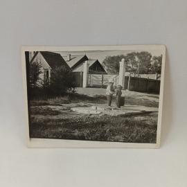 Фотография винтажная, СССР. Черно белый снимок с деревенским домом и уличной колонкой