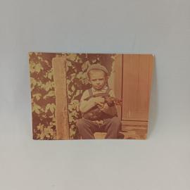 Фотография винтажная, СССР. Любительский цветной снимок мальчика с птицей, бумажный фотоотпечаток