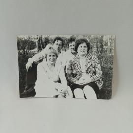 Фотография винтажная, СССР. Черно белый семейный снимок на природе, бумага
