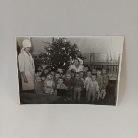 Фотография винтажная, СССР. Черно белый снимок детей у новогодней елки в детском саду