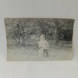 Фотография винтажная, СССР. Черно белый любительский снимок ребенка на природе