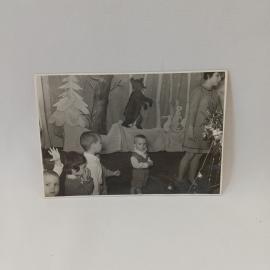 Фотография винтажная, СССР. Черно белый снимок детского праздника у новогодней елки, 1969 год