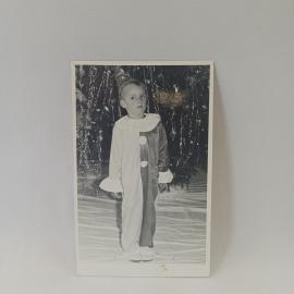 Фотография винтажная, СССР. Черно белый детский портрет в карнавальном костюме на елке