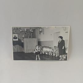 Фотография винтажная, СССР. Черно белый снимок детского утренника, 1970 год