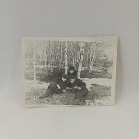 Фотография винтажная, СССР. Черно белый снимок с тремя мужчинами на природе, бумага