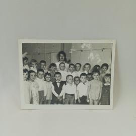 Фотография винтажная, СССР. Черно белый групповой снимок детей и воспитателя в детском саду