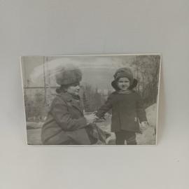 Фотография винтажная, СССР. Черно белый семейный снимок с ребенком на улице, 1970 год