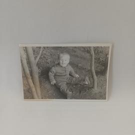 Фотография винтажная, СССР. Черно белый снимок ребенка на природе, бумажный фотоотпечаток