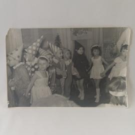 Фотография винтажная, СССР. Черно белое фото детского праздника в карнавальных костюмах