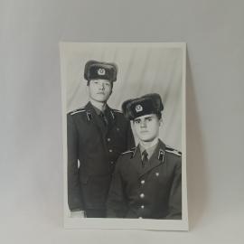 Фотография винтажная, СССР. Черно белый студийный портрет двух военных в зимних шапках