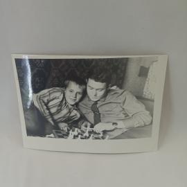 Фотография винтажная, СССР. Черно белый снимок с детьми за шахматной доской, 1972 год